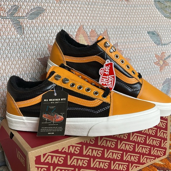 Vans Men’s Old Skool Mte (Mte) Apricot/Black
VN0A348F2NF
Sneakers All Weather - Picture 6 of 16